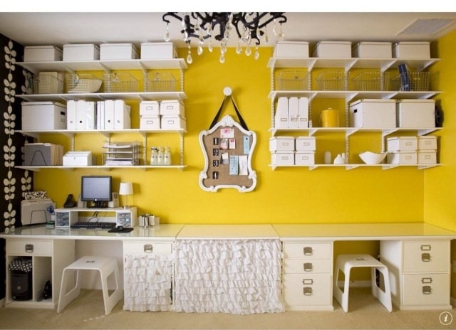 hemmakontor-gul-vägg-färg-vit-möbler-lagringsutrymme