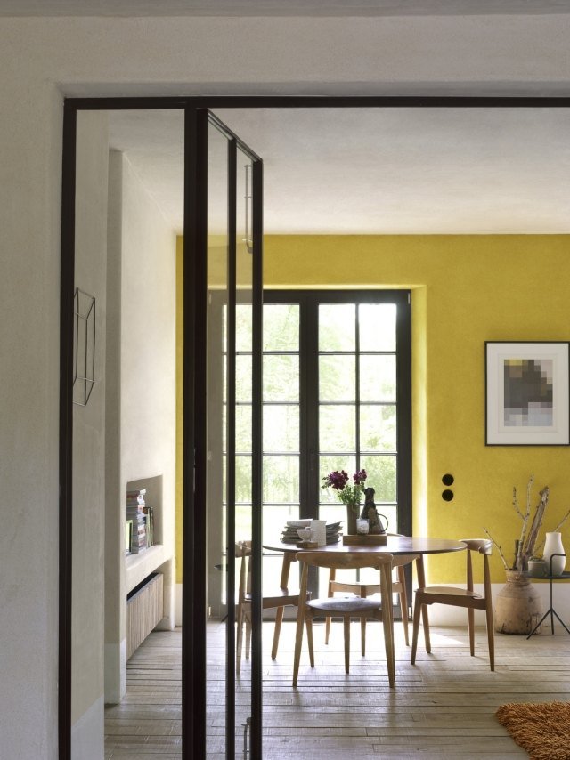 matplats-gul-accent-vägg-runt-matbord-trä
