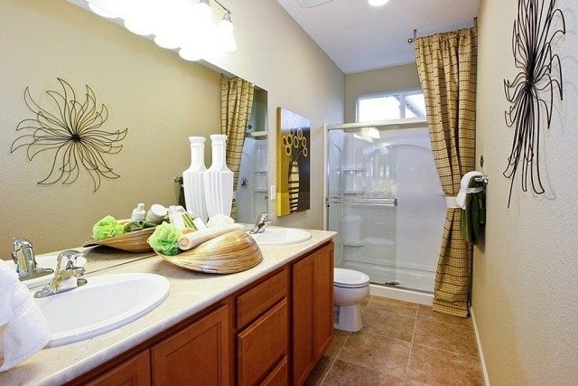 badrum-vägg-färg-grädde-vit-ljus-trä-fåfänga-duschkabin