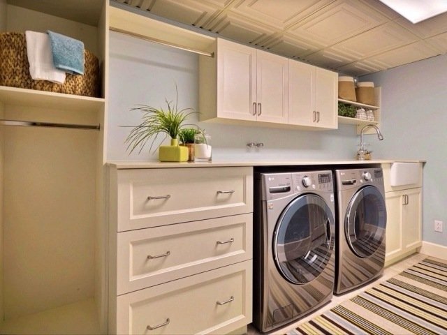 tvätta-kök-källare-vägg-måla-ljus-blå-vit-möbler