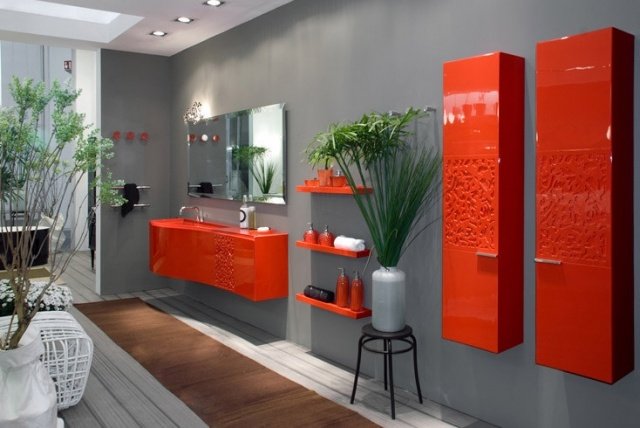 badrumsbilder grå-vägg-färg-ljusröd-badrum-möbler-högglans-dekorativ