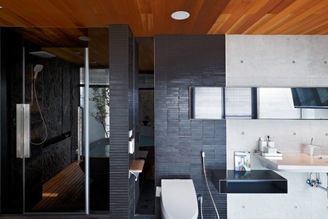 badrumsbilder antracit-färg-vägg-kakel-trä-tak-duschkabin