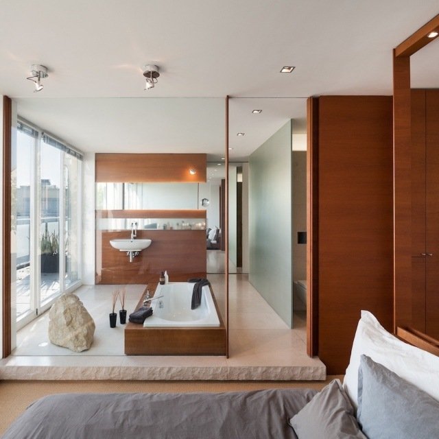 badrumsbilder exempel-glasvägg-sovrum-träpanel