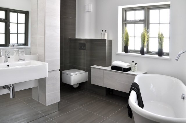 badrum-bilder-moderna-grå-vägg-golv-kakel-badkar-fönster