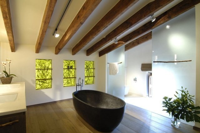 badrumsbilder-zen-atmosfär-trä-takbjälkar-tak stigning-frostat glas-skjutdörrar