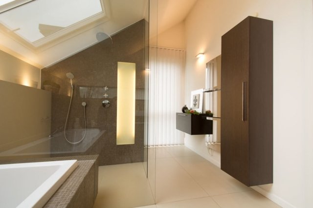 badrum-takräcken-beige-golvplattor-glas-duschkabin