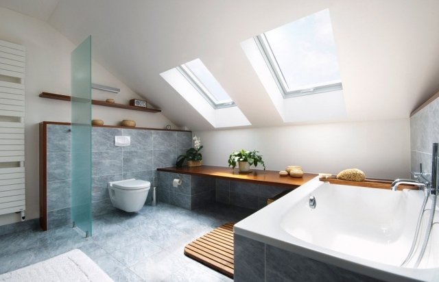 badrum-sluttande tak-fönster-badkar-grå-kakel