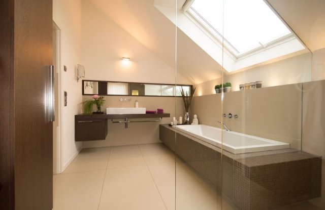 badrum-takfönster-fönster-beige-storformat-golvplattor-beige-väggfärg-badkar