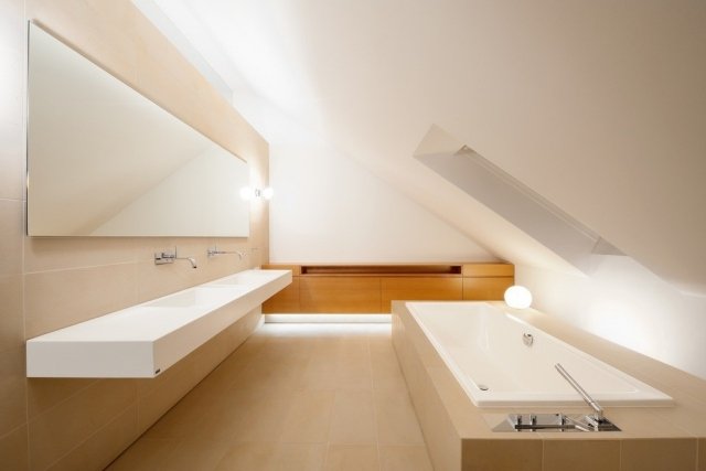 badrum-sluttande takpannor-san färg-beige-inbyggt badkar