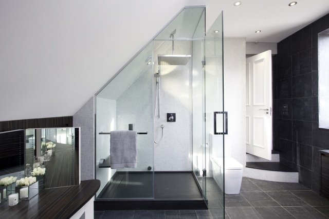 badrum-sluttande tak-glas-dusch-grå-golvplattor