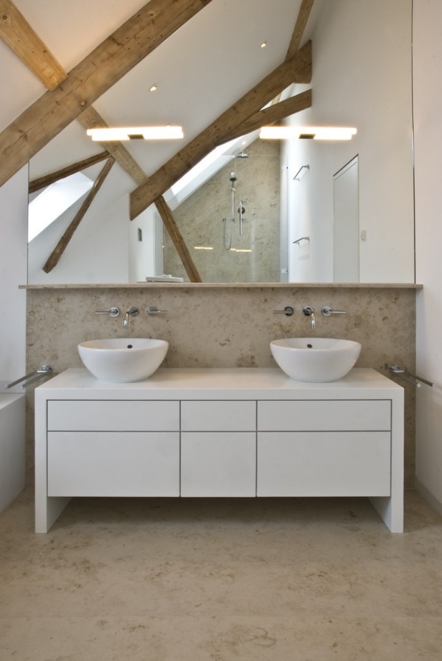badrum-sluttande tak-träbjälkar-spegel väggplattor-natursten-optik-vit-fåfänga-skåp