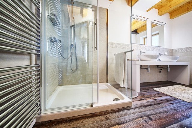 badrum-dusch-glas-skjutdörrar-trägolv-dubbla fåfänga
