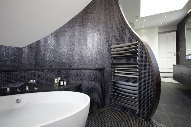 badrum-design-exempel-grå-mosaik-kakel-fristående-bad-rumsavdelare