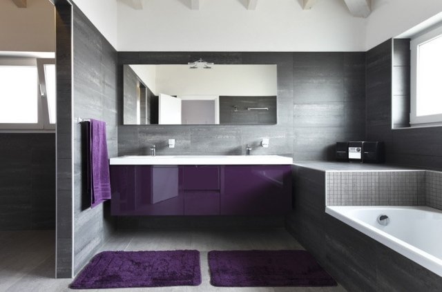badrum-design-grå-kakel-matt-lila-möbler-golvmattor