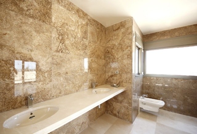 badrum-marmor-kakel-väggglasade-beige-dubbla handfat