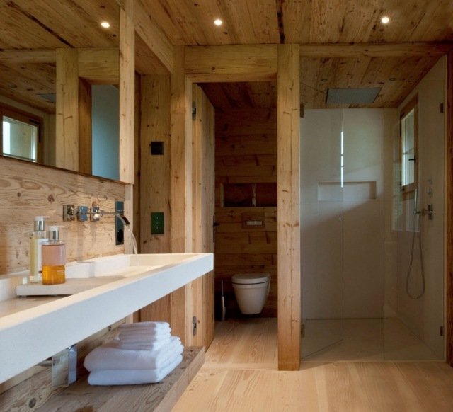 badrum-rustikt-äkta trä-in-dusch-glasvägg