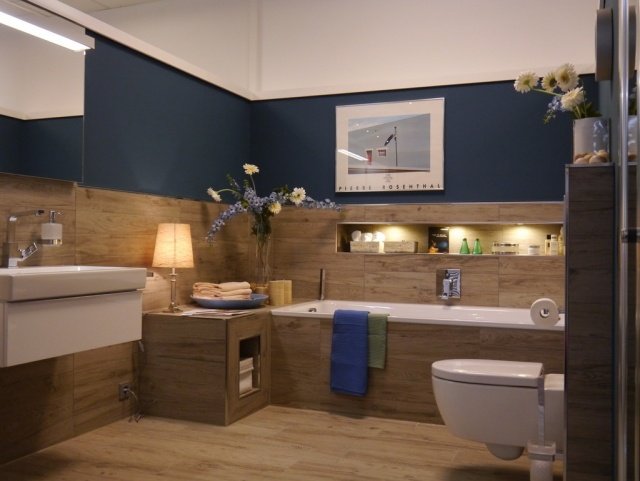 badrum-rustika-kakel-trä-opzik-marinblå-väggfärg