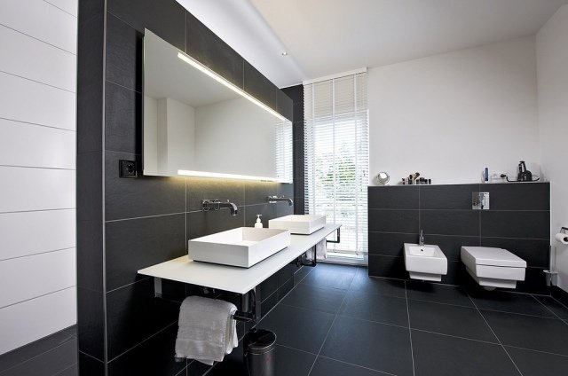 badrum-svart-kakel-vita-möbler-badrum-spegel-belysning