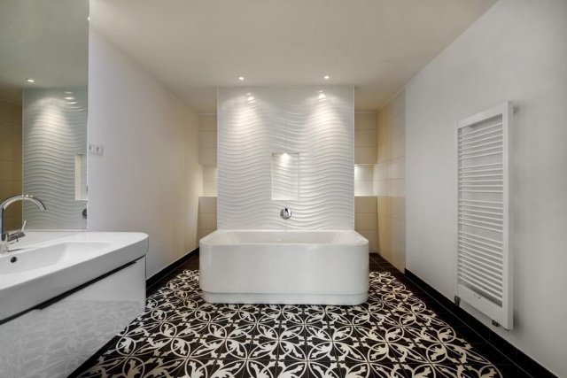 badrum-svart-vit-fristående-badkar-golvplattor-mönstrade