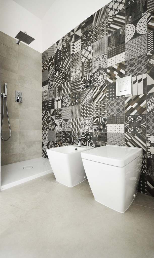 badrum-vägg-kakel-mönstrade-abstrakt-kaotisk-golv-nivå-dusch
