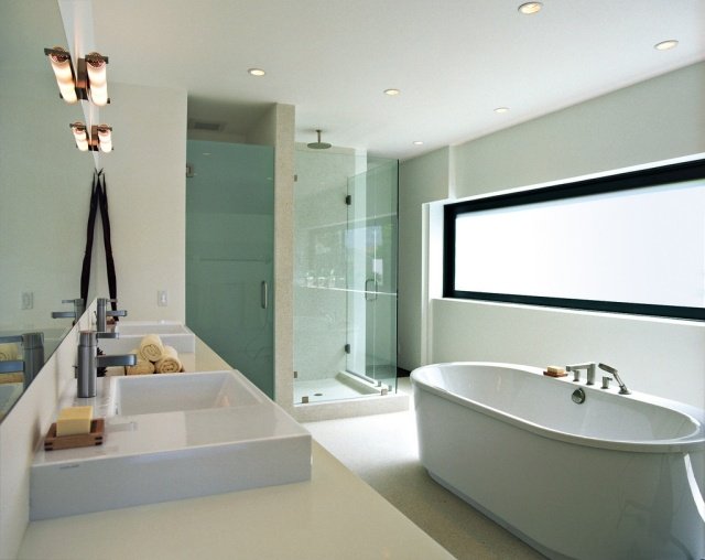 badrum-vit-fristående-badkar-dusch-dubbla handfat