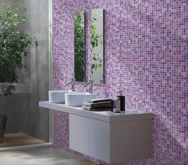 badrumsdesign-vägg-mosaik-kakel-lila-nyanser-vit-möbel-uppsättning