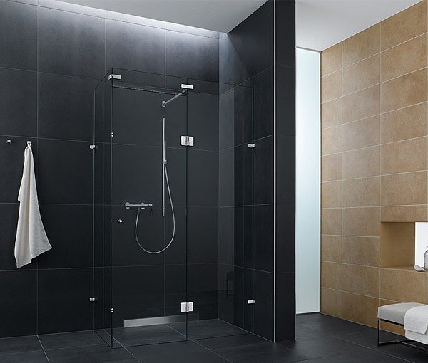golv-nivå-glas-dusch-badrum-svart-kakel-matt-