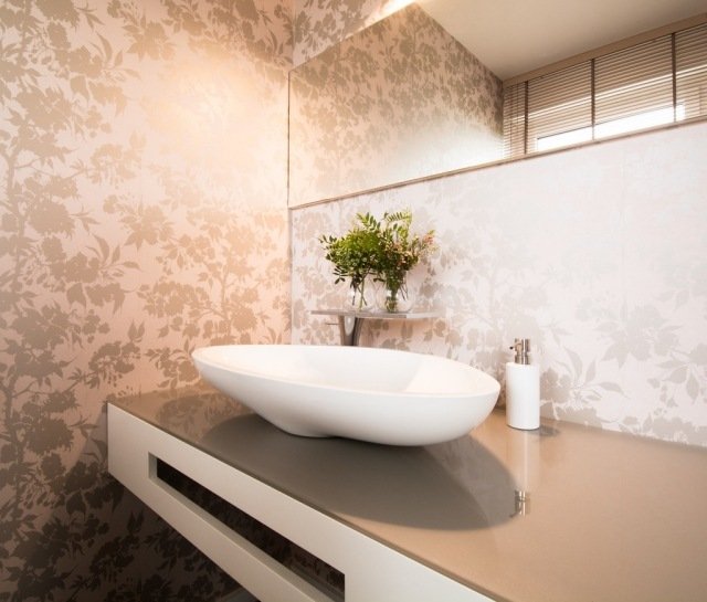litet-badrum-dekorativt-blommigt-motiv-vägg-taupe-beige