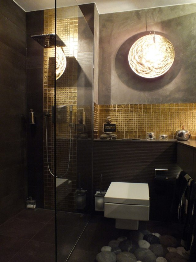 litet-badrum-regndusch-glas-partition-gyllene-mosaik-kakel