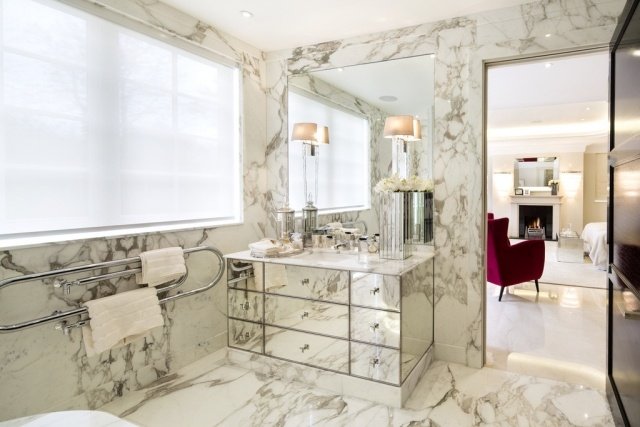 lyxigt badkar-vägg-golv-marmor-kakel-spegel-fåfänga-skåp
