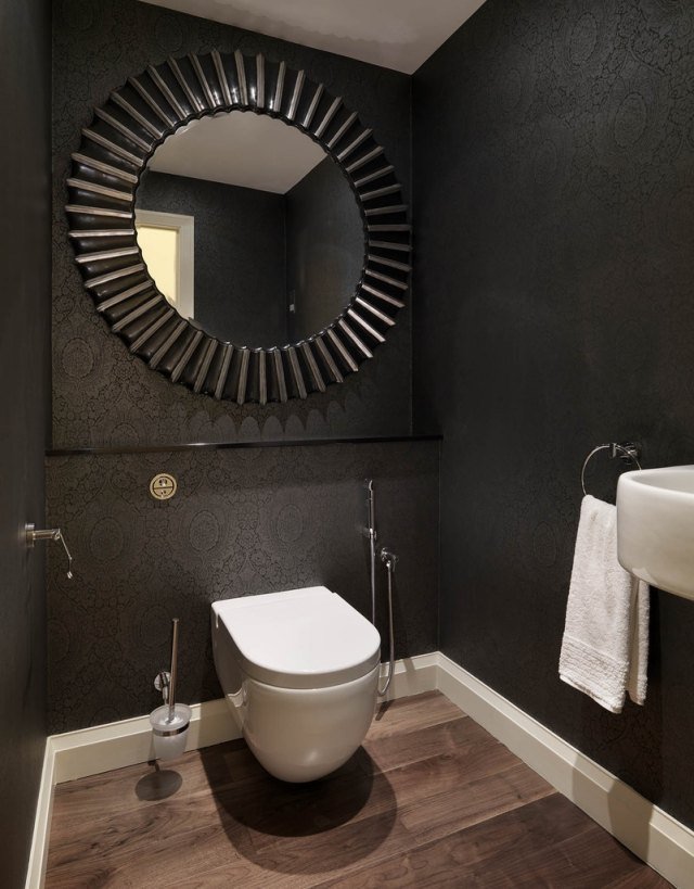 svart-badrum-trä-golv-tapeter-barock-mönster-stor-rund-vägg-spegel