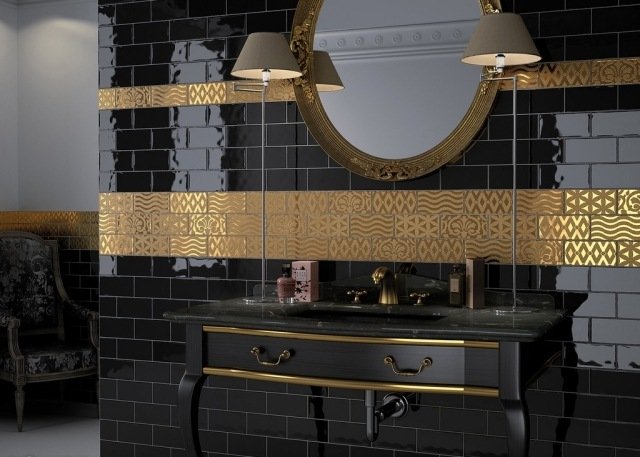 vintage-badrum-möbler-väggplattor-svart-guldmönstrade