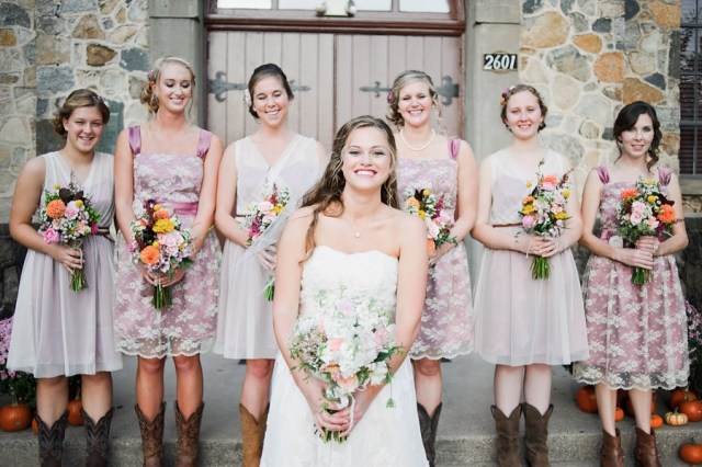 lila-vita-spets-klänningar-läderstövlar-vintage-country-stil-bröllop
