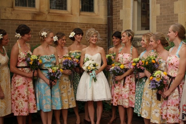 färgglada-brudtärna-klänningar-blomma-mamma-sommar-stil-kort-brudklänning