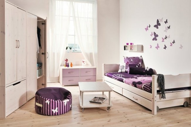 ungdomsrum tjej väggdekoration fjärilar lila vit beanbag