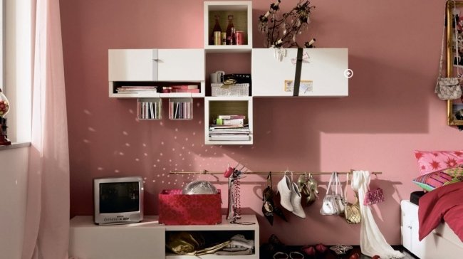 idéer till ungdomsrummet rosa flicka väggfärg klädhängare