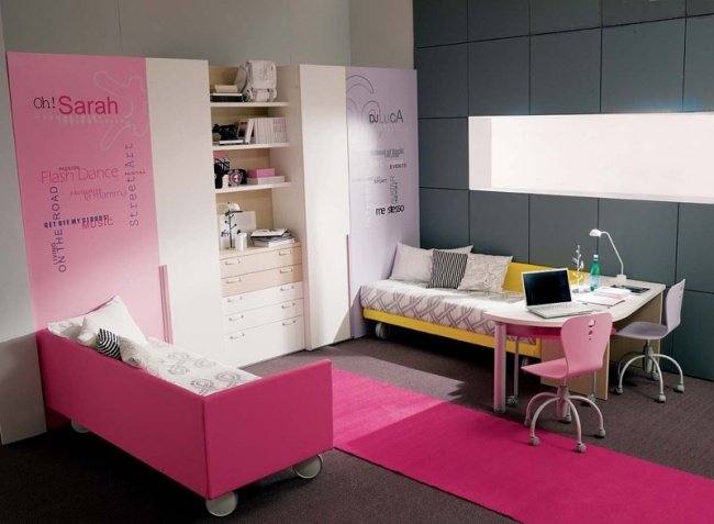 ungdomsrum två flickor rosa sängar rulla arbetshörna