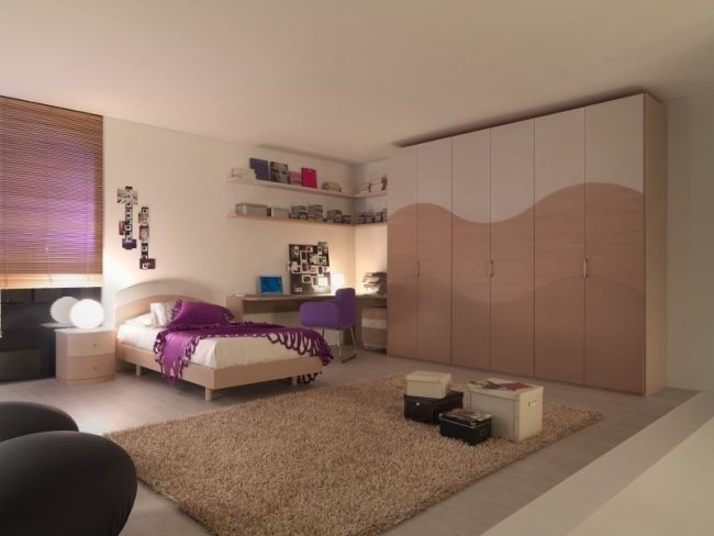 inredningsidéer ungdomsrum beige högglansgarderob