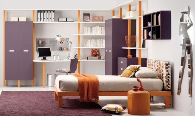 idéer ungdomsrum flicka lila orange hyllor