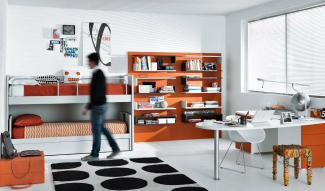 idéer till ungdomsrummet orange vita loftsängar vägghyllor