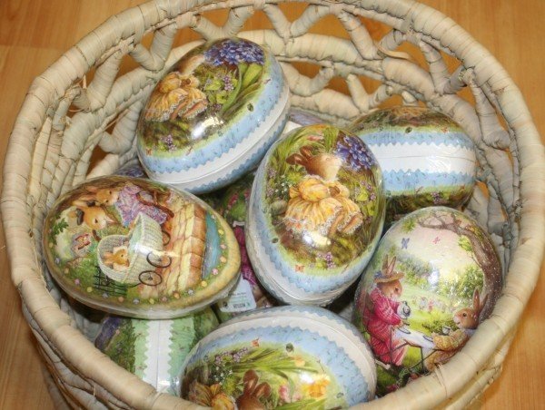Traditionell-påsk-äggfärgning Gör dina egna kanydekorationer