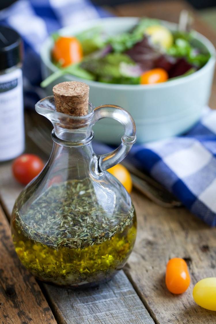 fransk vinaigrette gjord på provence örter