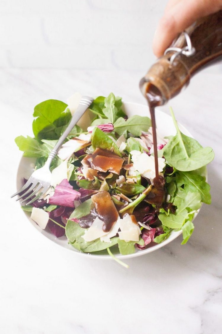 Balsamico honungvinaigrette till en blandad sallad med parmesan