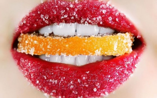 rödläppsockerkristaller i munnen påverkar citronklyftor