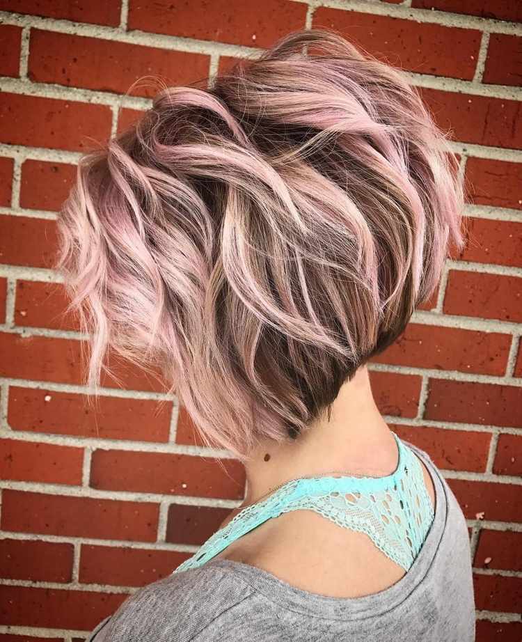 Kort vågigt hår med rosa höjdpunkter