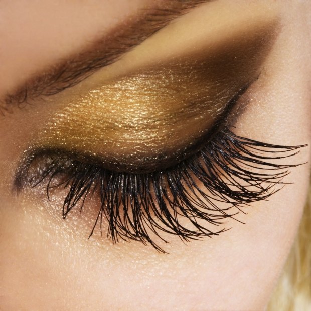 Mascara svarta ögon övre ögonlock smink brun ögonskugga
