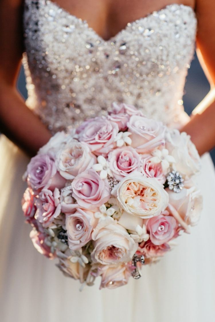brudbukett glamour-rosor-rosa-vita-strass-bröllopsklänning
