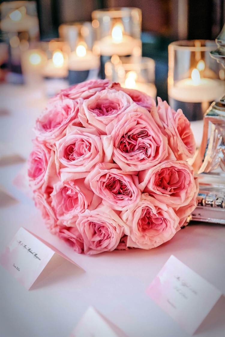 Brudbukett romantisk-rosor-rosa-bröllop-fest-inspiration