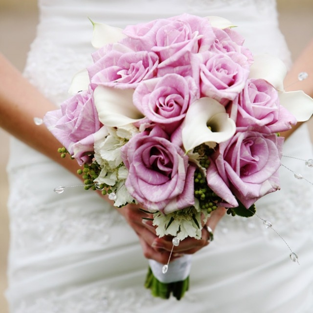 Bukett-rosa-vit-calla-rosor-klassisk-blomma-färger-bröllop
