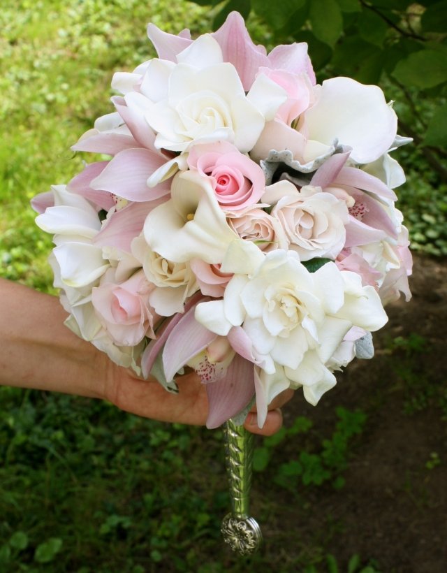 Blomsterarrangemang i bollform-buketthandtag-bröllopstillbehör-idéer-trender